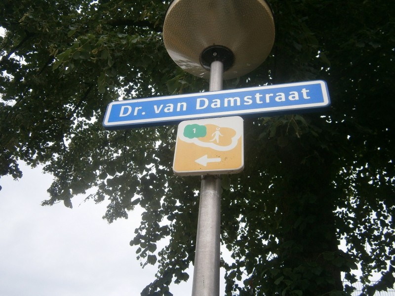 Dr. van Damstraat straatnaambord.JPG