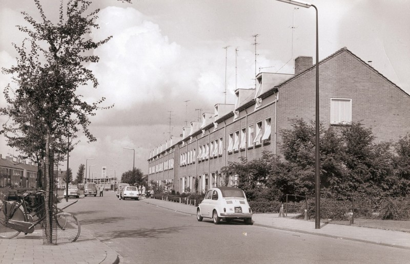 Dr. A.H.J.  Coppesstraat. Op de achtergrond is de kapel van het bejaardencentrum Dr. Arienstehuis zichtbaar..jpg