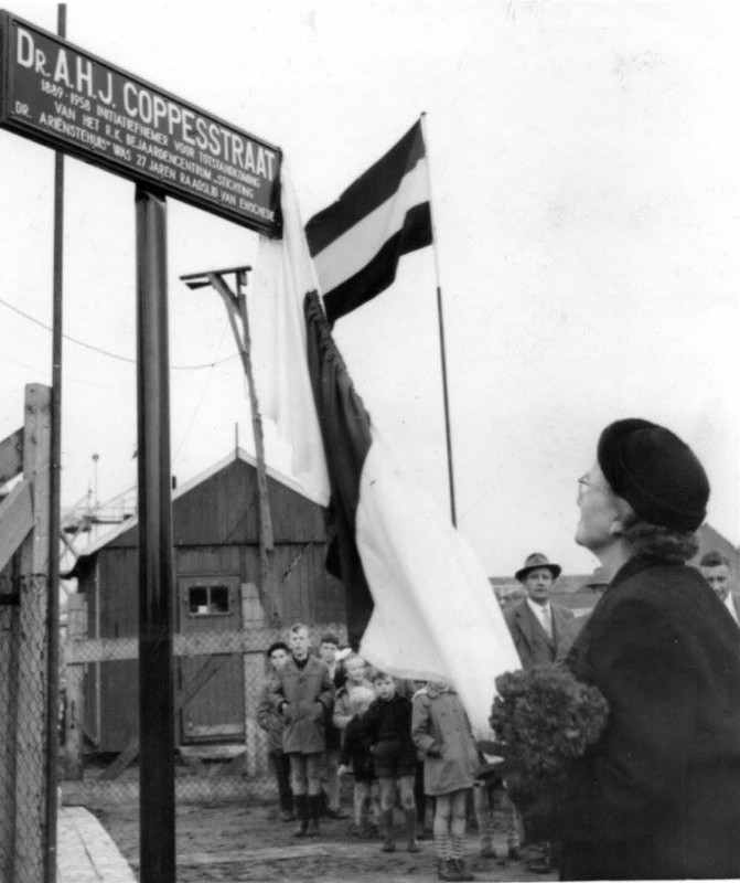 Dr. A.H.J. Coppesstraat onthulling straatnaambord.jpg