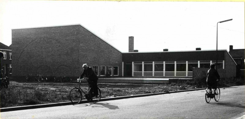 Spechtstraat 29-9-1964 Nieuwbouw Baptistenkerk het Trefpunt, net opgeleverd.jpg