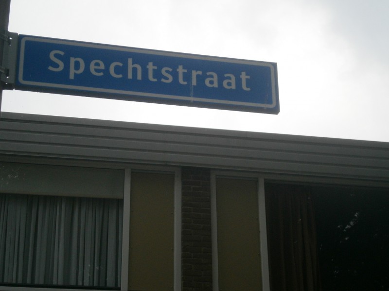 Spechtstraat straatnaambord.JPG