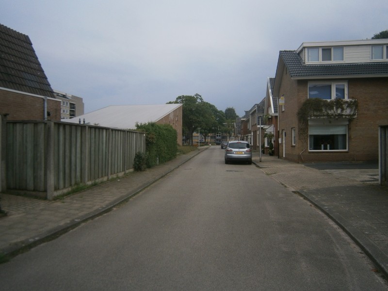 Koekoekstraat vanaf Mekkelholtsweg links Baptistengemeente.JPG