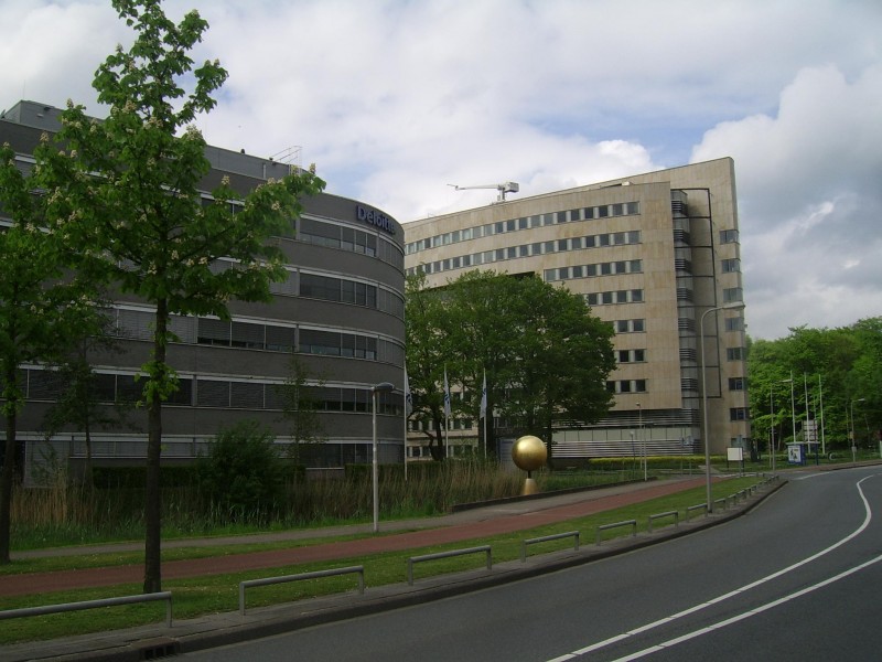 capitool Deloitte met kunstobject Gouden Bol.jpg