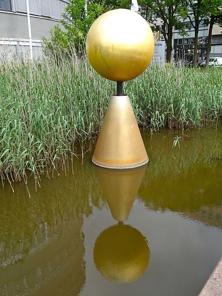 Capitool, ter hoogte van de Colosseum Gouden bol van Nicolas Dings .jpg