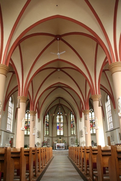 Kerkstraat 16 Glanerbrug R.K. Kerk O.L. Vrouw Rozenkrans interieur.JPG