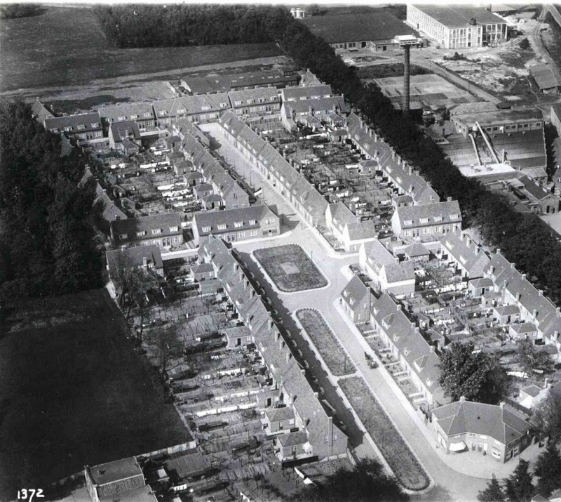 Roomveldje met Nachtegaalstraat, Kwartelstraat, Merelstraat, Putterstraat e.o. Rechts textielfabriek I.I. Rozendaal. 1930.jpg