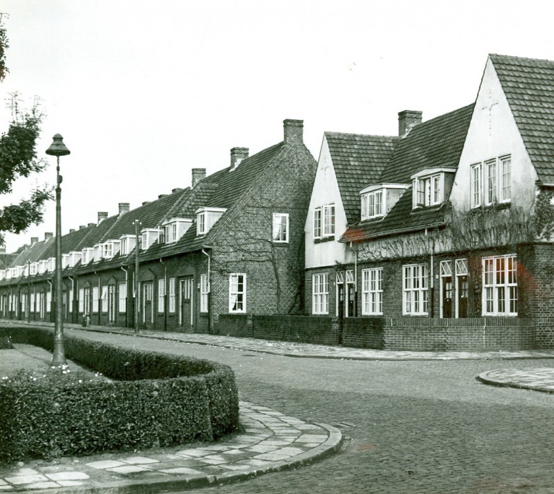 Merelstraat hoek Vinkenstraat, aantal woningen wijk Mekkelholt 1943.jpg