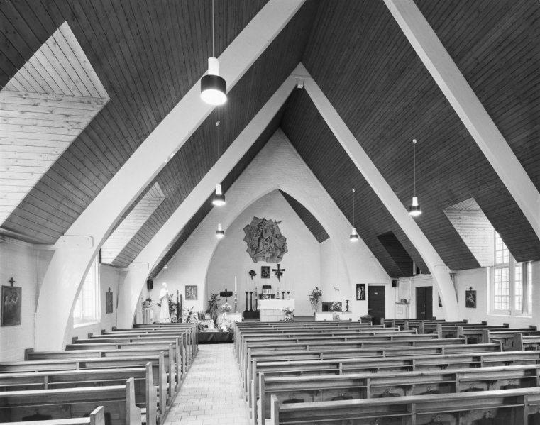 Gronausestraat 710 kloosterkapel Dolphia interieur richting priesterkoor.jpg