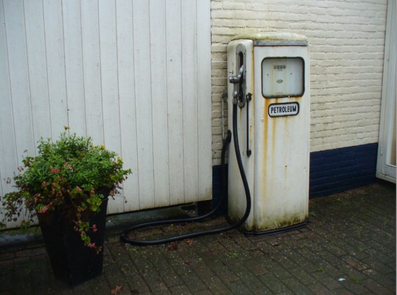 Petroleumpomp naast vitrine of etalage ....JPG