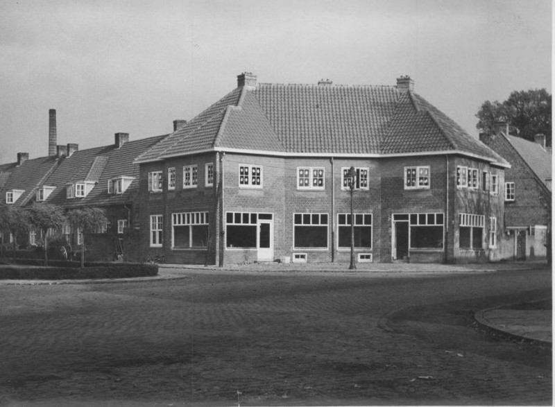 Nachtegaalstraat hoek Roomweg 1946.jpg