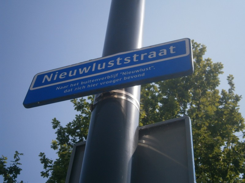 Nieuwluststraat straatnaambord.JPG