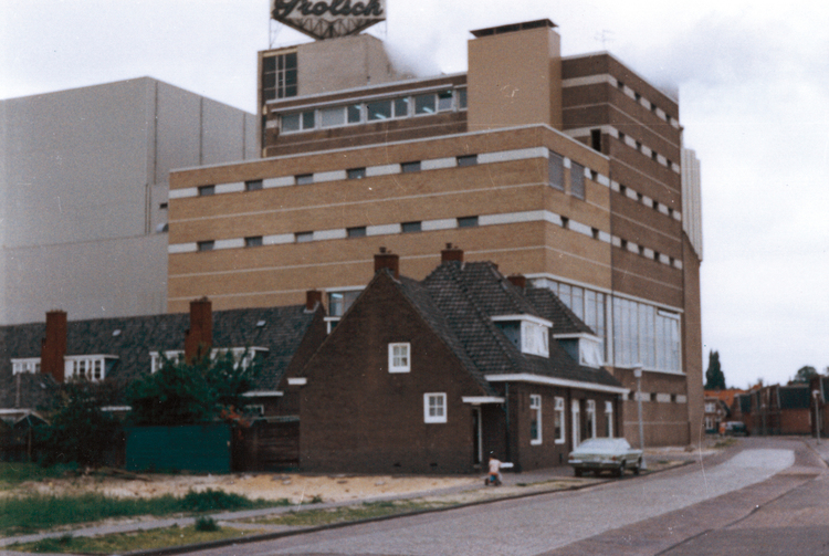 Brouwerijplein ca 1978 Brouwhuis, is gebouwd in het skelet van de brouwerij Grolsch.jpg