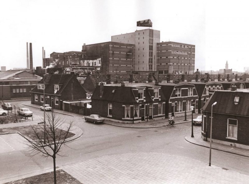 Fazantstraat mei 1971 Overzicht over woningen aan de Fazantstraat  Beekstraat  Hopstraat met op de achtergrond de bierbrouwerij van Grolsch.jpg