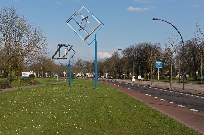 Boulevard Excalibur Pretending, twee windobjecten van in elkaar draaiende vierkanten van kunstenaar Alwie Oude Aarninkhof..jpg