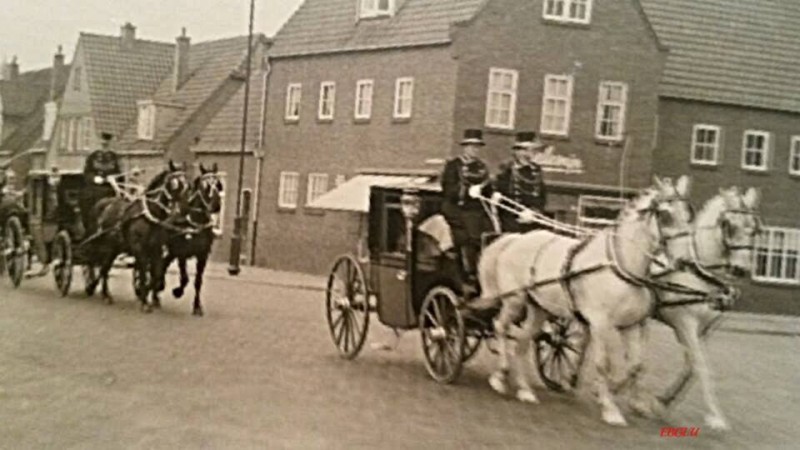 Haaksbergerstraat hoek Pathmossingel trouwstoet op de achtergrond de winkel van Dellemijn..jpg