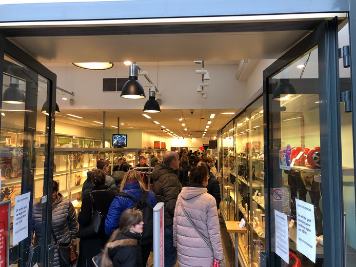 Enschedeërs in de rij voor executieverkoop Kijkshop.jpg