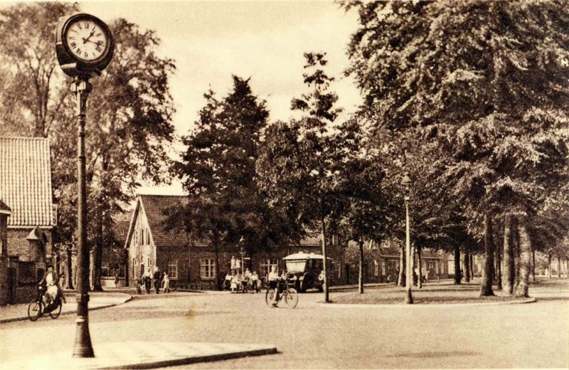 Pathmossingel 1920 Thv middenberm richting Pathmosstraat met kinderen bij Dikke Steen. oude bus.jpg