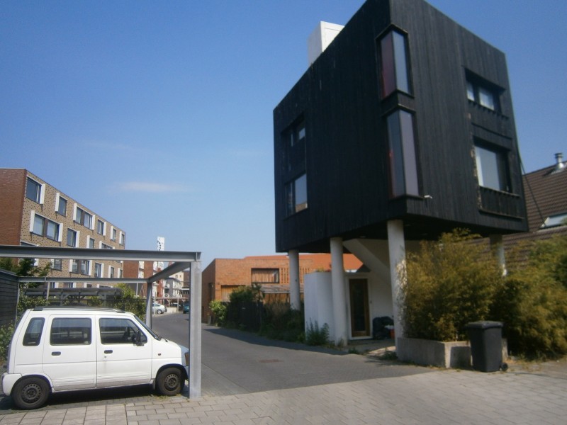 Roombeekhofje hoek Renbaanstraat met huis op palen.JPG