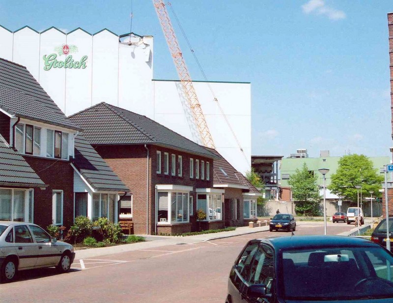 Kroedhofteplein Wederopbouw in Roombeek, op de achtergrond afbraak Grolsch mei 2006.jpg