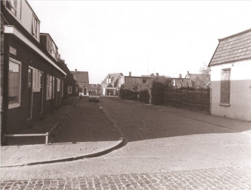 Kroedhöftestraat, gezien vanaf de Tollensstraat richting Renbaanstraat nov. 1971.jpg
