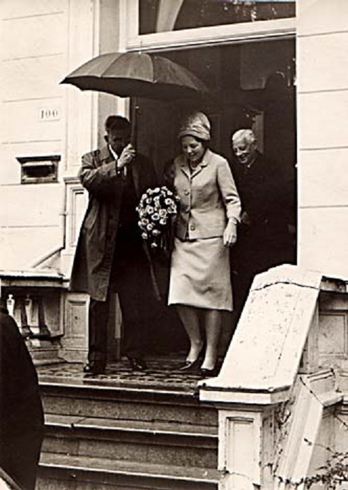 Hengelosestraat 100 Beatrix bezoekt de Aki in 1963.jpg