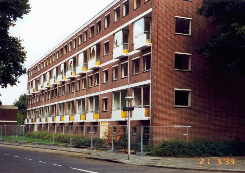 P.A. van Deldenstraat 21-9-1999 Leegstaande flatwoningen die gesloopt gaan worden in de wijk Deppenbroek, Op de hoek met de Lijsterstraat..jpg