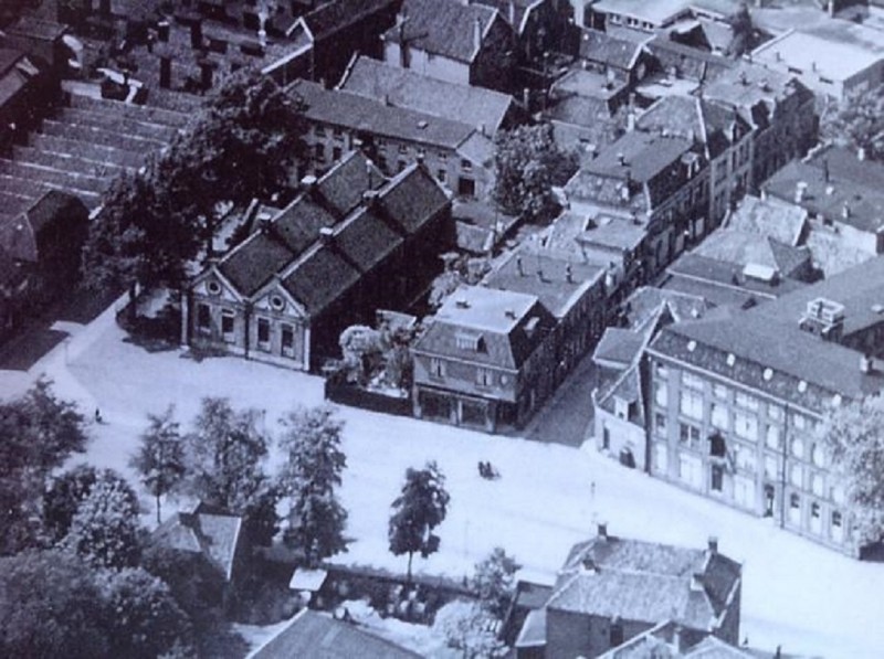 Windbrugplein vroeger nu van Loenshof met Van Heek pakhuis en Bloemendaalschool. Walstraat.jpg