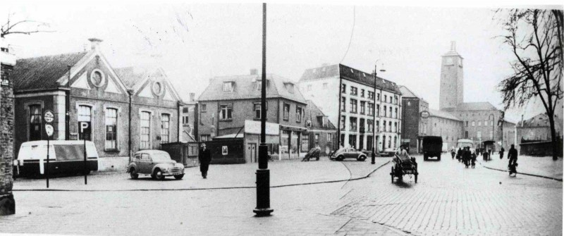 van Loenshof 1950 T.h.v. Windbrugplein richting stadhuis.Pakhuis Jannink. Bloemendaalschool.jpg