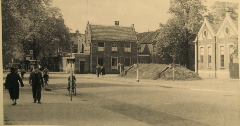 Windbrugplein voor de Bloemendaalschool op de hoek van de Zuiderhagen thans van Loenshof. Een van de 13 gemeentelijke schuilkelders die in mei '41 werden gebouwd..jpg