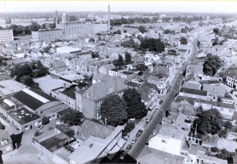 Lipperkerkstraat 1975 Vanaf Deltaflat in noordoostelijke richting met R.K. M.E.A.O. (Mariaschool).jpg