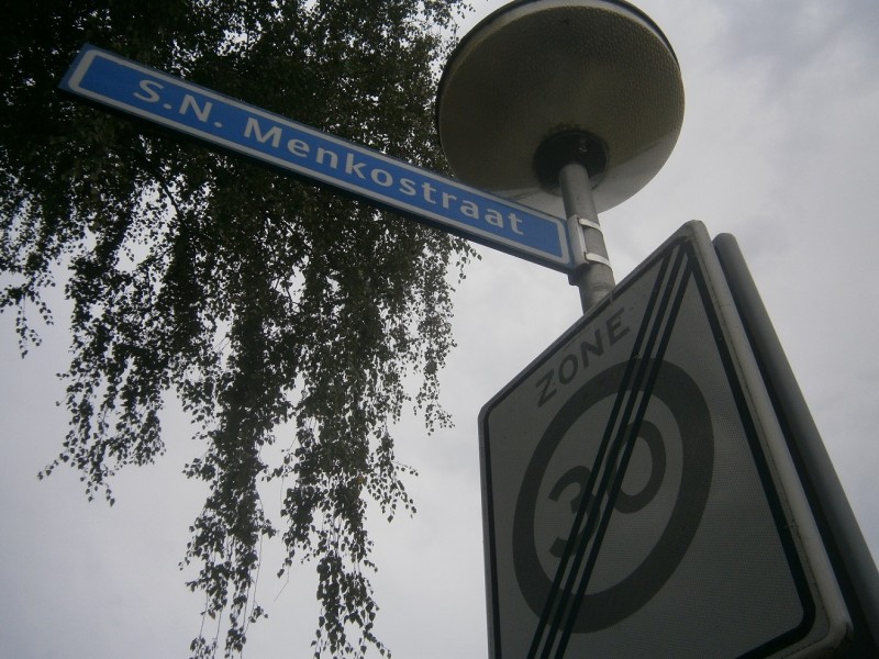 S.N. Menkostraat straatnaambord (2).JPG