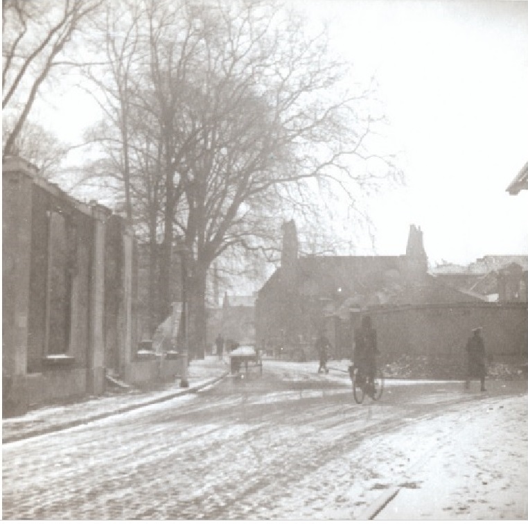 Zuiderhagen 1-3-1944 Links Bewaarschool, rechts Schoolstraat.jpg