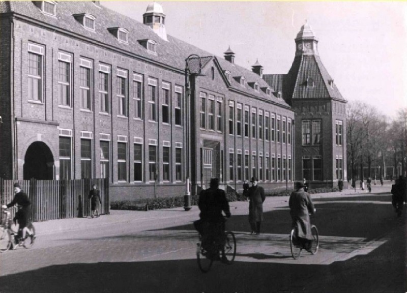 C.F. Klaarstraat 1943 Gemeentelijk lyceum, op de vage achtergrond rechts het Van Heekplein met oude bewaarschool.jpg