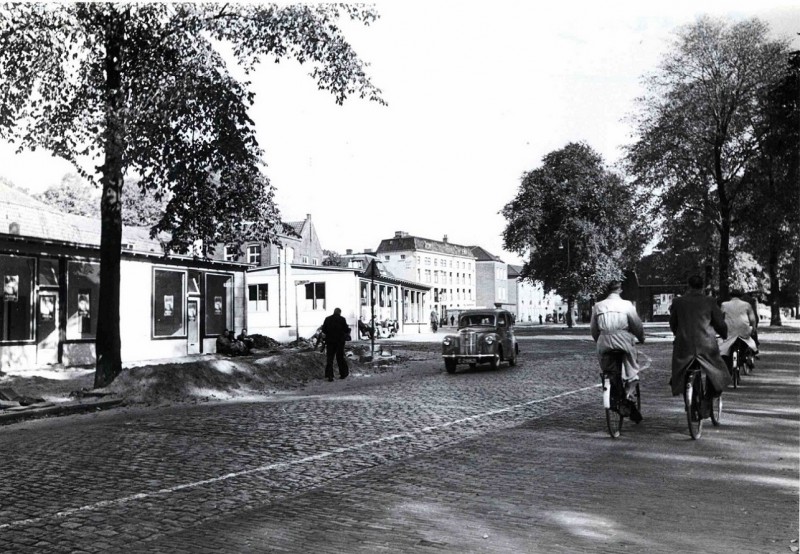 H.J. van Heekplein  vanaf  Beltstraat richting Van Loenshof links noodwinkels  o.a.  ANWB en Hermine Wink Achteraan pakhuis Gerhard Jannink & Zonen daarnaast C&A. 1950.jpg