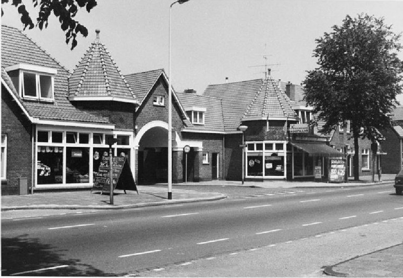 Haaksbergerstraat ingang Parhmos rechts slagerij Koopmans.jpg
