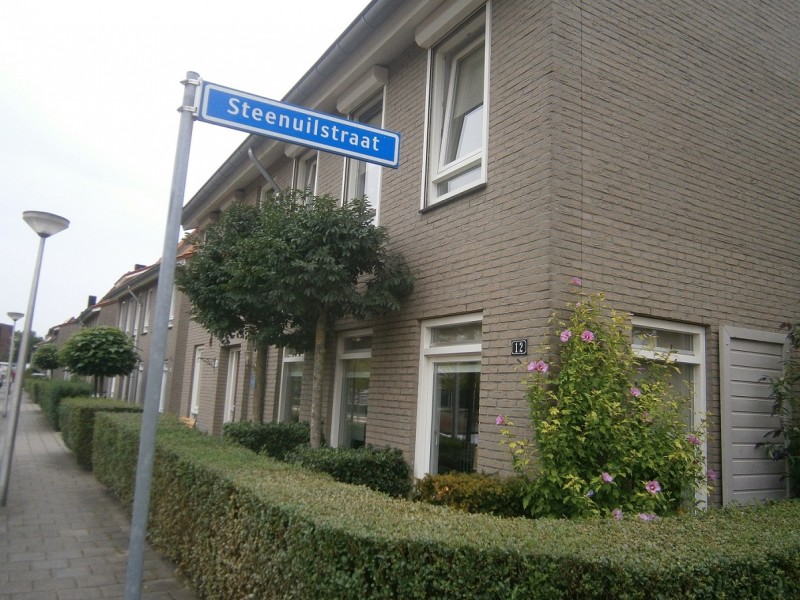 Steenuilstraat straatnaambord (2).JPG