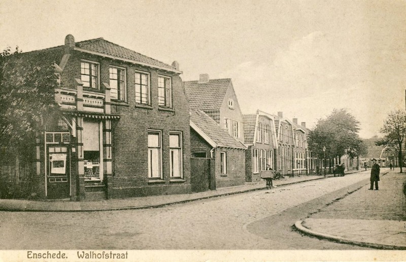 Walhofstraat hoek Kottendijk 74 winkel C.A. Schlätker. bakfiets.jpg