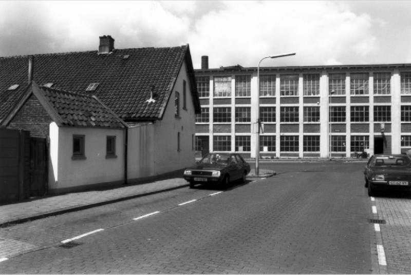 Schurinksdwarsweg Kijkend naar het gebouw van de Spinnerij Roombeek aan de Roomweg.jpg
