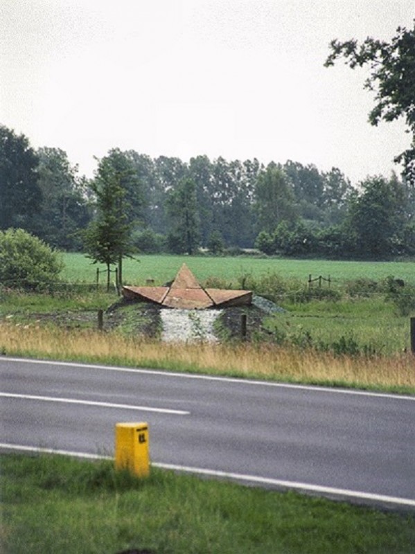 Glanerbrug grensovergang N35- B54 kunstwerk Star Skid van Dennis Oppenheim.jpg