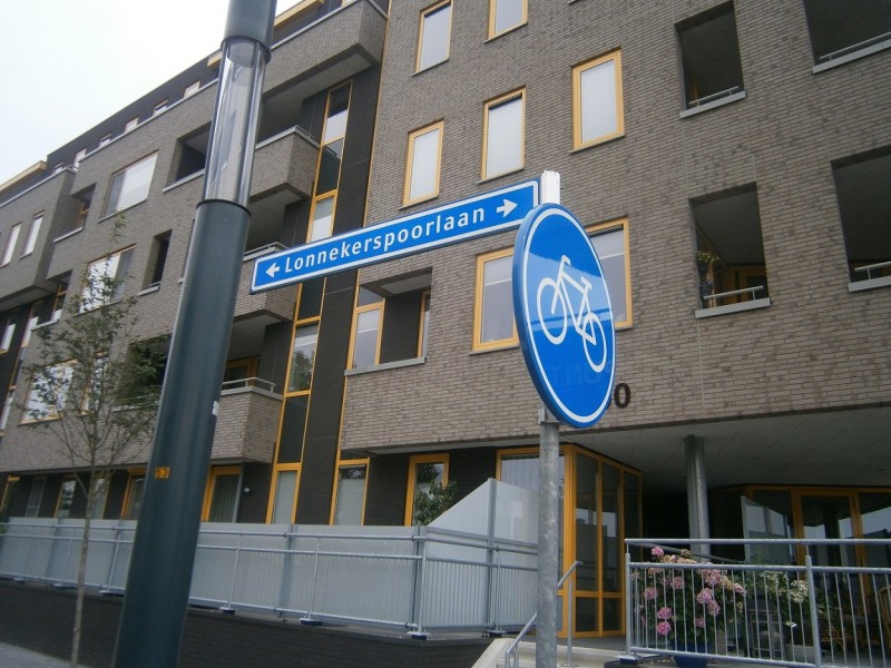 Lonnekerspoorlaan straatnaambord (2).JPG