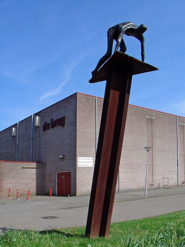 Schipholtstraat, thv de Schoolstraat kunstwerk Hardlopende man van kunstenaar Cees Willemsen (3).jpg