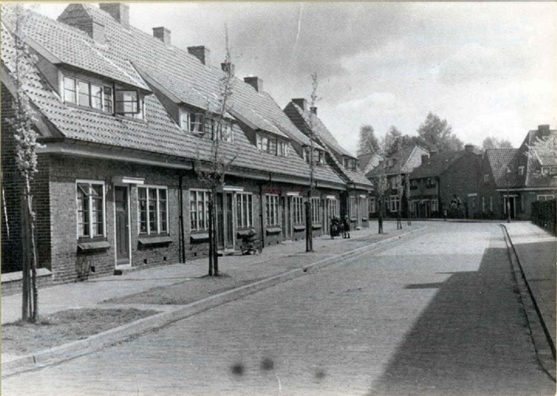 De Vluchtestraat vanaf de Blijdensteinlaan richting Oldenzaalsestraat mei 1943.jpg