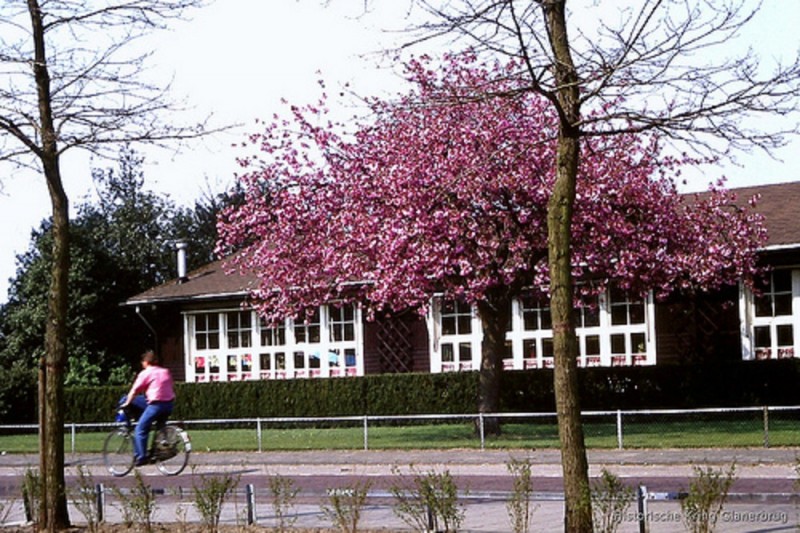 Schipholtstraat 48 Glanerbrug Jan Ligthartschool 1975.jpg