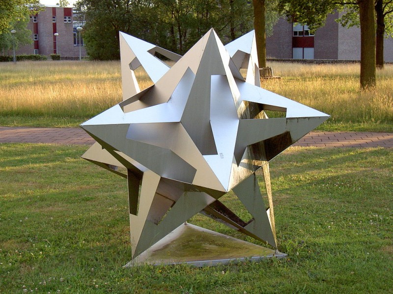 Universiteit Twente kunstwerk Dodecaëder op grasveld bij Mesagebouw .jpg