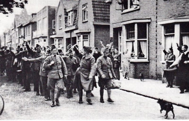 Nicolaas Beetsstraat in 1940. terugkerende Nederlandse krijgsgevangenen.jpg