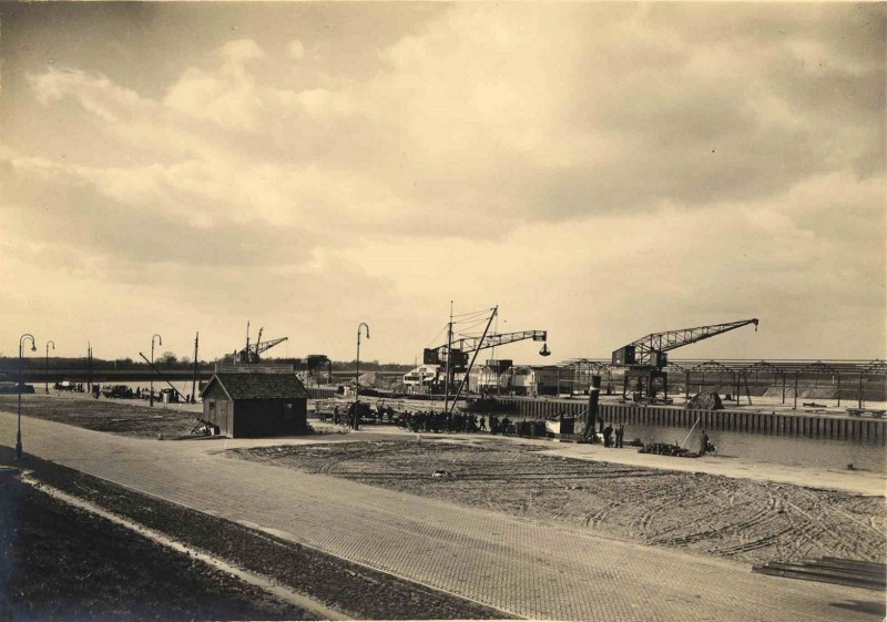 Binnenhaven 1936 Zicht op haven met rechts loods in aanbouw (3).jpg