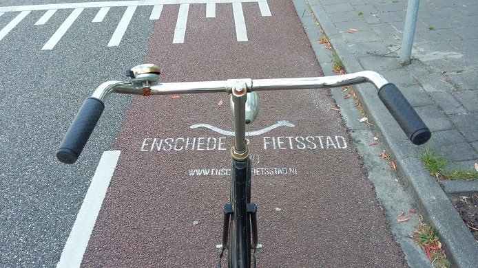 Fietsers krijgen ov-chipkaart in Enschede.jpg