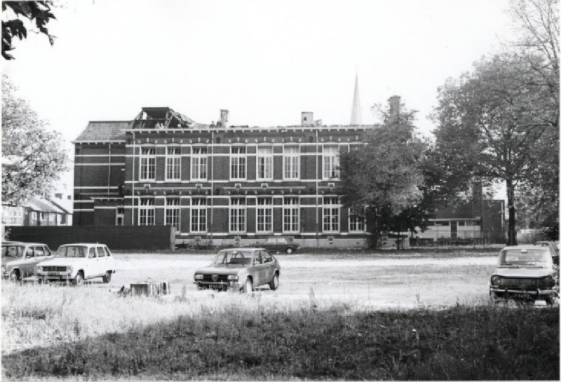 Nieuwe Schoolweg Zeggeltschool na de brand van oktober 1975.jpg