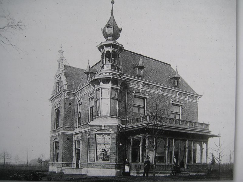 hENGELOSESTRAAT CA 1900 eigenaar Willem van Heek met echtgenote Margaretha Jannink, en beide zonen Gerrit Jan en Engbert.jpg