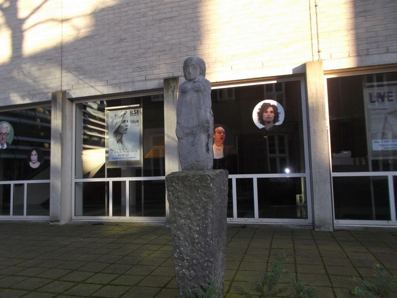 Minkgaarde Muziekcentrum beeld Staande Vrouw van kunstenaar Gene Eggen.JPG